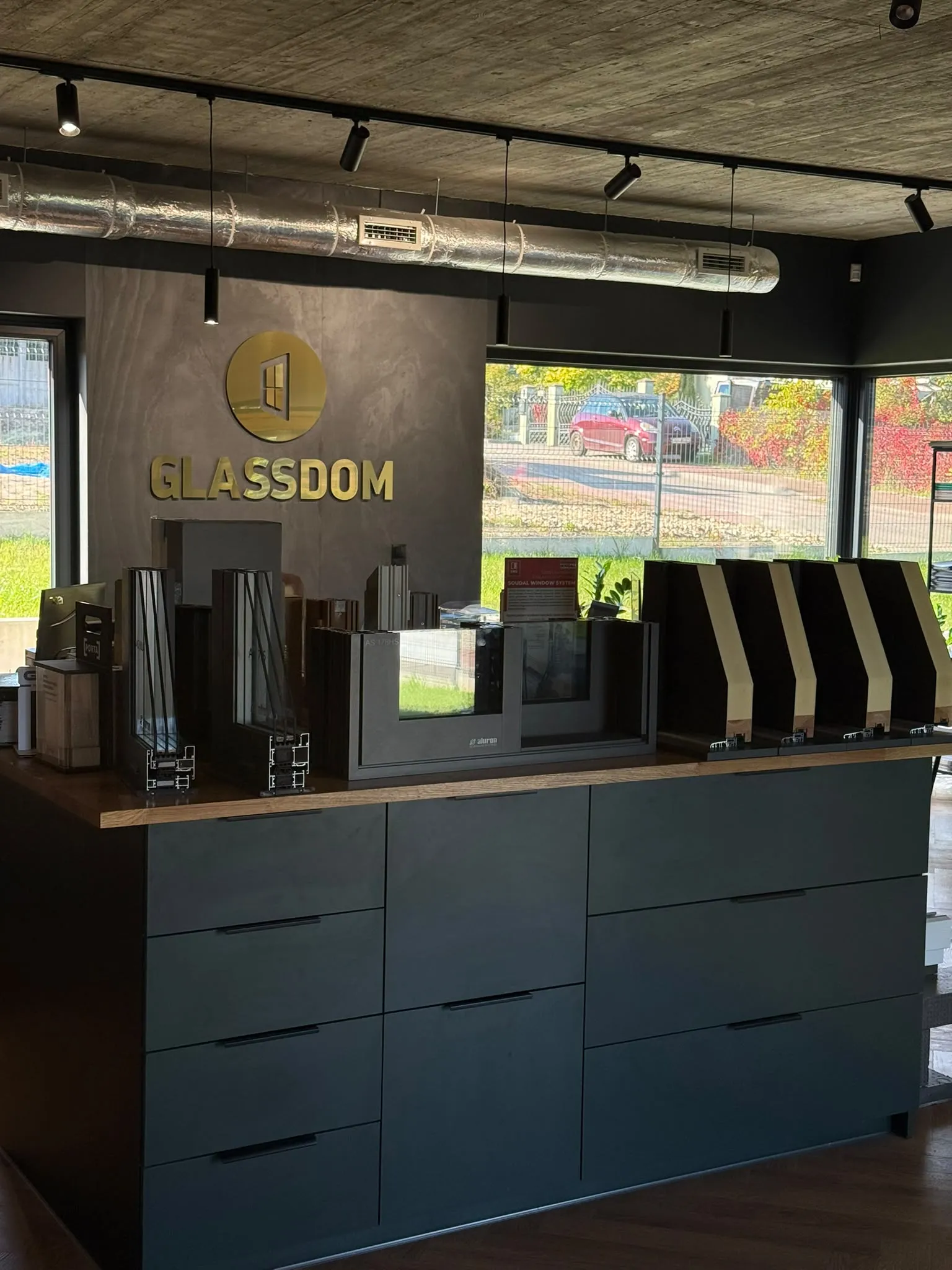 Salon GlassDom w Zagrodach - stanowisko doradcy z próbnikami profili