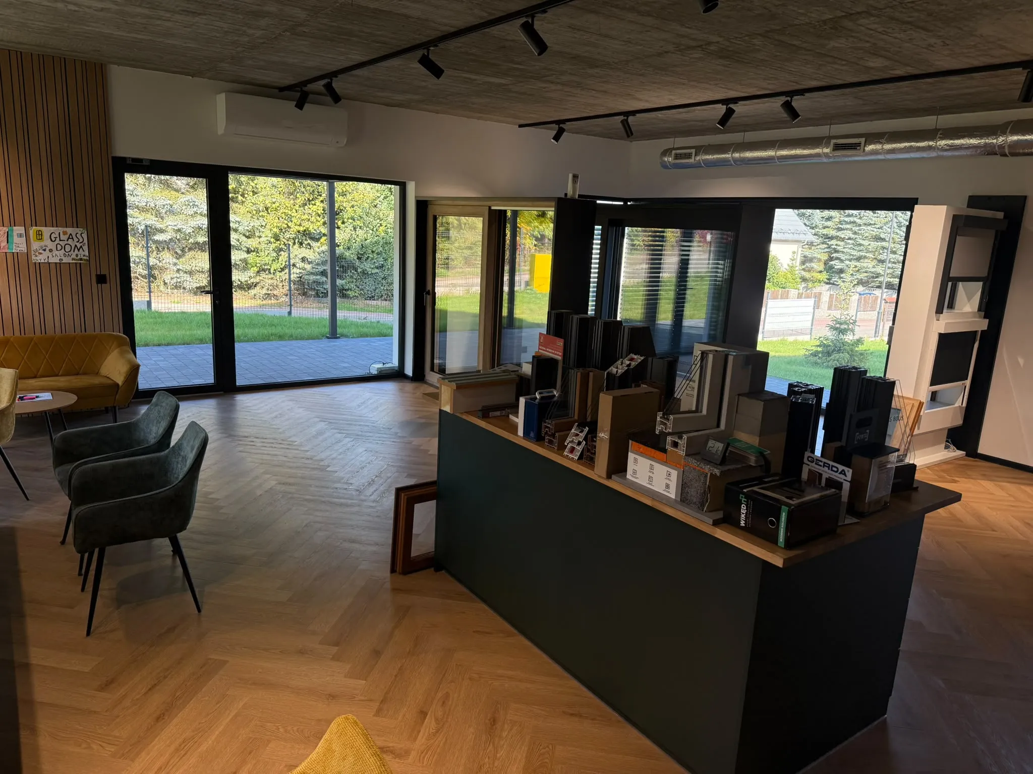 Wnętrze salonu GlassDom z próbnikami i strefą rozmów